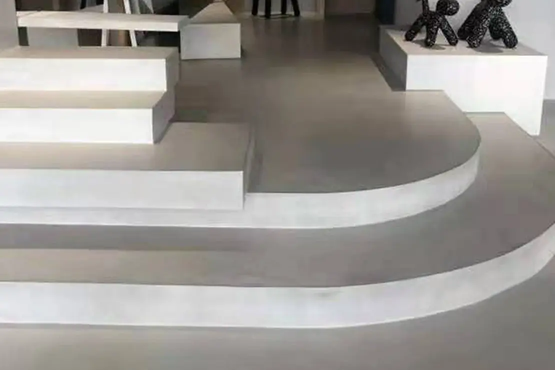 Escalera de microcemento con formas curvadas y cuadradas.